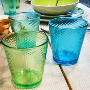 Bicchieri acqua colorati