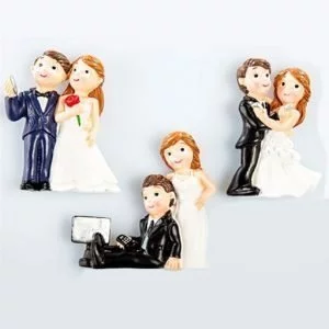 Bomboniere magneti sposi realizzati in resina, idea originale per il tuo matrimonio. Assortiti in tre varianti per simpatiche bomboniere
