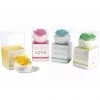 Profumatore ambiente a sfera con fiore 50 ml assortito in diverse fragranze: Rosa, Tè verde, Vaniglia, Oceano - Fiore con petali in legno. Confezione inclusa. Misure: Ø 7,2 cm x 6,2 cm Il prezzo si riferisce al set di 4 profumatori.