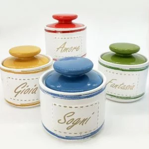 Barattoli cucina colorati realizzati in ceramica bianca, di forma cilindrica dotati di tappo con chiusura ermetica in ceramica colorata con pomello