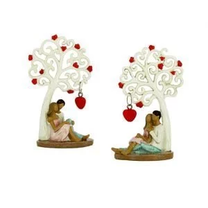 Bomboniera matrimonio Coppia sposi seduti con albero della vita decorata con cuori realizzata in resina. Nuova collezione di bomboniere Albero della vita 2019.