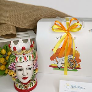 Testa di moro donna realizzata in ceramica decorata dipinta a mano. Compreso nel prezzo vi regaliamo la scatolina.