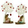 Bomboniera matrimonio Coppia sposi seduti con albero della vita decorata con cuori realizzata in resina. Nuova collezione di bomboniere Albero della vita.