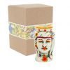 Testa di moro donna orientale realizzata in ceramica decorata dipinta a mano. Compreso nel prezzo vi regaliamo la scatolina. Bomboniera tipica in stile siciliano.