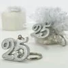 Portachiavi 25 anniversario realizzato in resina a forma di numero 25, di colore argento (colore specifico per l'evento dei 25 anni di matrimonio), interamente glitterati, con brillantini argentati, per un effetto davvero...scintillante!