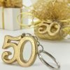 Portachiavi 50 anniversario realizzato in resina a forma di numero 50, di colore oro (colore specifico per l'evento dei 50 anni di matrimonio), interamente glitterati, con brillantini dorati, per un effetto davvero...scintillante!