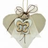 Sacchettino cuore con cordino, con applicazione una graziosa farfalla, color bianco - tortora. Adatto per tutte le cerimonie. Scegli di ricevere il sacchettino completo di confetti.