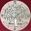 Orologio Albero della vita personalizzabile realizzato in legno bianco e tortora, con rappresentazione centrale dell'albero della vita con foglie stilizzate a forma di cuore, realizzato in Italia artigianalmente.