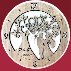 Orologio coppia sposi personalizzabile realizzato in legno bianco e tortora, con raffigurazione di un albero della vita con sposi stilizzati.