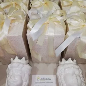 Bomboniera testa di moro caltagirone, realizzate in ceramica decorate dipinte a mano oggetti decorativi tipici della tradizione siciliana, ideali da utilizzare per eleganti bomboniere matrimonio!