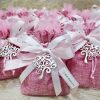 Sacchetto rosa con ciondolo albero della vita.  Adatto anche a tutte le cerimonie. Scegli di ricevere il sacchettino completo di confetti.