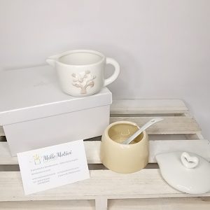 Bomboniera Moka zuccheriera disponibile in 2 modelli. Il coperchio con impugnatura a forma di cuore è in ceramica bianca. Complete di cucchiaino in legno.