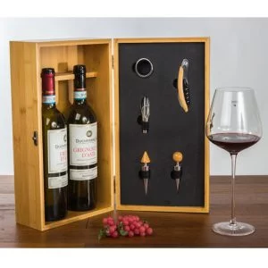 Scatola porta bottiglie realizzata in legno con 5 attrezzi. Idea regalo. Design pratico ed elegante con gli accessori per vino. Il set include: Cavatappi, Anello salva-goccia, Decanter, Levacapsule, Ferma bottiglia.