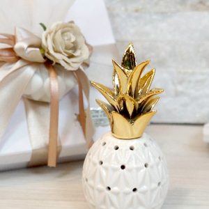 Profumatore ananas gold, realizzato in porcellana. Elegante profumatore con decorazione ananas, porcellana lucida con parte superiore gold. Assortito in tre varianti di misure.