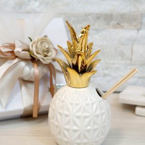 Profumatore ananas gold, realizzato in porcellana. Elegante profumatore con decorazione ananas, porcellana lucida con parte superiore gold. Assortito in tre varianti di misure.