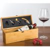 Scatola bottiglie realizzata in legno con 4 attrezzi. Idea regalo. Design pratico ed elegante con gli accessori per vino. Il set include: Cavatappi, Anello salva-goccia, Decanter, Levacapsule