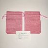 Sacchetto con tirante realizzato in juta rosa, ideale per realizzare con semplicità e creatività.