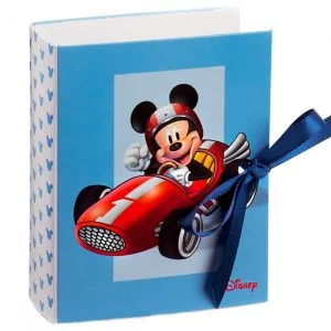 Cofanetto Disney Topolino realizzato in cartoncino azzurro sono decorati dal disegno di Topolino nella sua auto da corsa Ferrari, rappresentato sulla parte frontale della scatolina.