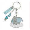 Portachiavi Disney Dumbo, realizzato in metallo. Oltre al ciondolo Dumbo, ci sono altri charms: uno con lettera "D" azzurra, a cui è legato un cuoricino celeste con stelline e l'altro in stoffa azzurra con scritta "Dumbo".