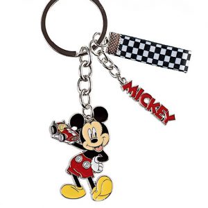 Sacchetto Topolino Disney , con portachiavi topolino realizzato in metallo colorato. Topolino sorridente, con un auto da corsa giocattolo in una mano.