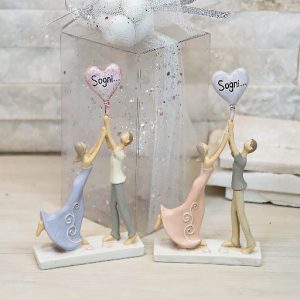 Bomboniera sposi con cuori sogni realizzata in resina, grazie ai suoi colori rende la bomboniera originale e moderna. Assortiti in due varianti come dimostrato in foto.