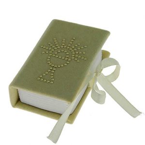 Libro comunione di colore avorio con calice oro. Portaconfetti originale. Bellissimo significato di amore vita e famiglia, ideale per lasciare un ricordo indelebile nei vostri invitati.