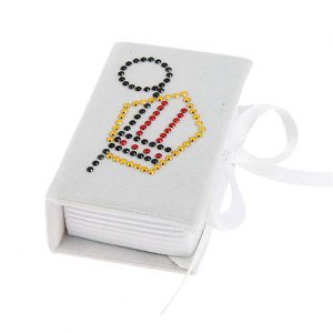 Libro cresima di colore bianco con simbolo religioso. Portaconfetti originale. Bellissimo significato di amore vita e famiglia, ideale per lasciare un ricordo indelebile nei vostri invitati.