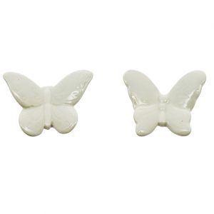  Farfalla magnete realizzata in porcellana bianca. Assortite in due modelli.