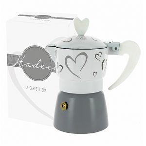 Caffettiera Hadeel decorata con cuori. Decorata con colore bianco e grigio. Una bomboniera utile che mantiene il tema romantico " Love ".