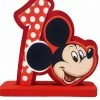 Topolino polisterolo è incorniciato da una sagoma più grande di colore rosso glitter, su cui è applicato il NUMERO UNO rosso a pois bianco e la sagoma del viso di Topolino.