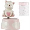 Il carillon battesimo orsetto si compone di una base rotonda in ceramica opaca rosa, decorata lateralmente da nuvole bianche con una dolcissima statuetta orsetto in ceramica bianca e lucida