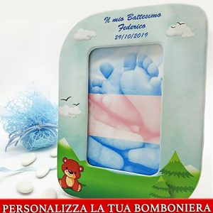 Bomboniera portafoto orsetto, realizzato con supporto in legno rivestito in ecopelle decorato da colori nitidi e vivaci, raffigurante un bosco, con prato, alberi e cielo azzurro ed un tenero orsacchiotto.