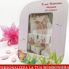 Bomboniera portafoto farfalla, realizzato con supporto in legno rivestito in ecopelle con stampa colorata di un prato fiorito con una farfalla e sfondo rosa.