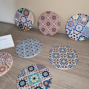 Sottobicchiere con decoro assortito maiolica, ideale per realizzare con semplicità e creatività. Bomboniera utile