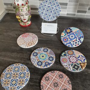 Sottobicchiere con decoro assortito maiolica, ideale per realizzare con semplicità e creatività. Bomboniera utile