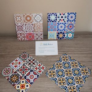 Sottobicchiere quadrato con decoro assortito maiolica, ideale per realizzare con semplicità e creatività