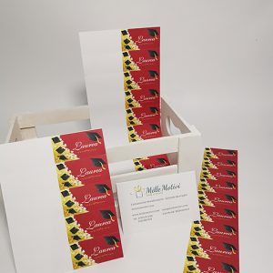 Bigliettini Laurea da stampare o stampati, realizzati con cartoncino bianco liscio di medio spessore. Decorati con simbolo e scritta "Laurea"