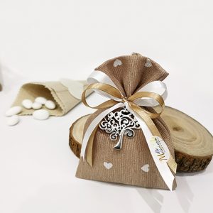 Sacchetto tortora decorato con cuoricini bianchi e ciondolo albero della vita
