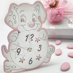 Bomboniera orologio La carica dei 101 rosa realizzato in legno. Composto da una base rosa, raffigurato su legno bianco, con dettagli incisi ed altri intagliati. Lancette in silver e supporto retrostante per l'utilizzo come orologio da appoggio.