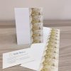 Bigliettini nozze d'oro da stampare o stampati, realizzati con cartoncino bianco liscio di medio spessore. Decorati con scritta dorata “Anniversario di Matrimonio"