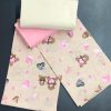 Stoffa fantasia orsetto rosa, realizzata in tessuto : cotone arredamento. Nuova collezione 2021. Realizzata in : cotone 70% pol. 30%