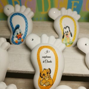 Bomboniera piedino Disney magnete assortita in diversi personaggi Disney come illustrato in foto