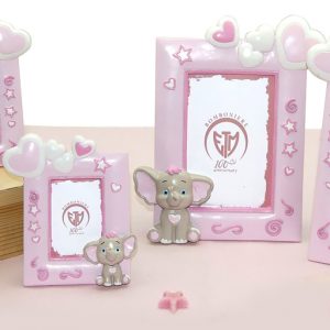 Portafoto Dumbo rosa realizzato in resina decorata da un tenero Dumbo Disney, con stelline e cuori