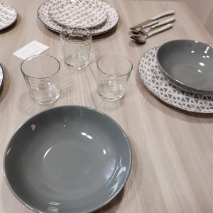 Servizio di piatti Meridiana grigio composto da 18 pezzi: 6 piatti piani (diametro 27 cm), 6 piatti fondi (20 cm), 6 piatti dessert (19cm).