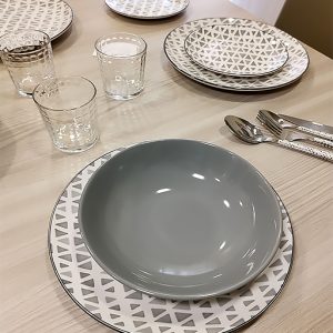 Servizio di piatti Meridiana grigio composto da 18 pezzi: 6 piatti piani (diametro 27 cm), 6 piatti fondi (20 cm), 6 piatti dessert (19cm).