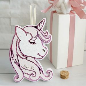 Bomboniera profumatore unicorno rosa realizzato in plex e legno, made in Italy.