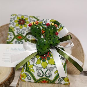 Sacchetto Cactus magnete con sacchetto decorato in stile maiolica. L’articolo è acquistabile come singola bomboniera da confezionare o già completa di sacchetto e confetti.