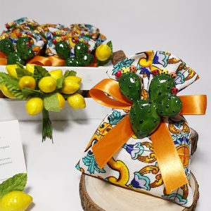 Sacchetto con Cactus magnete, sacchetto decorato in stile maiolica. L’articolo è acquistabile come singola bomboniera da confezionare o già completa di sacchetto e confetti