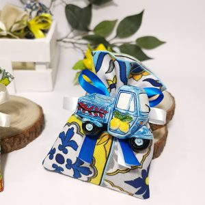 Sacchetto Ape 50 magnete assortita in diversi decori. L’articolo è acquistabile come singola bomboniera da confezionare o già completa di sacchetto e confetti.