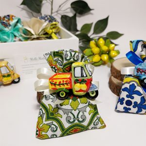Sacchetto Ape 50 magnete assortita in diversi decori. L’articolo è acquistabile come singola bomboniera da confezionare o già completa di sacchetto e confetti.
